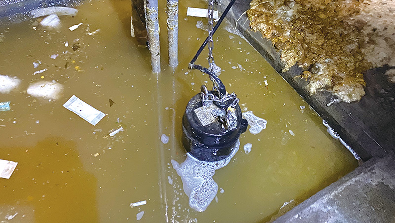 Sewage drainage system for the underground walkway of a train station